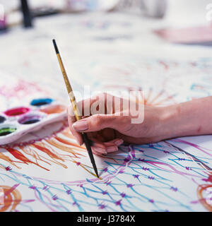 Peinture à la main de la femme. Banque D'Images