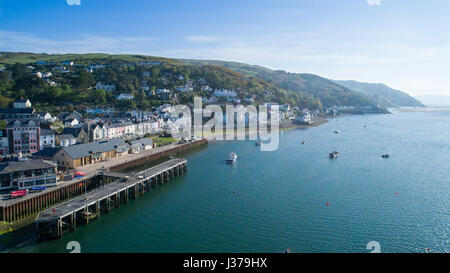 Photographie aérienne du village de Aberdovey / Aberdyfi et l'estuaire Dyfi / Dovey Banque D'Images