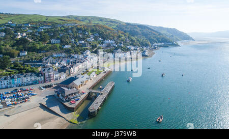 Photographie aérienne du village de Aberdovey / Aberdyfi et l'estuaire Dyfi / Dovey Banque D'Images