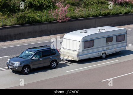 Francfort, Allemagne - le 30 mars 2017 : Nissan X-trail de tracter une caravane sur l'autoroute en Allemagne Banque D'Images