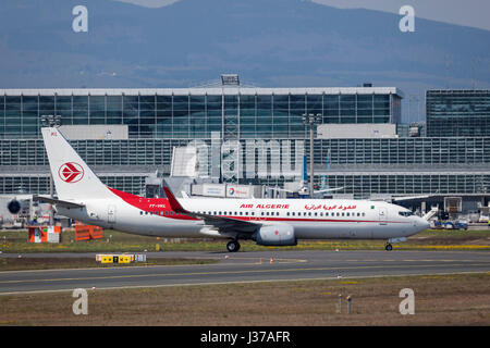 Francfort, Allemagne - le 30 mars 2017 : Air Algerie Boeing 737-8D6 à l'aéroport international de Francfort Banque D'Images