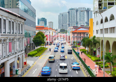 Singapour - 17 février 2017 : Le trafic sur une route dans le quartier chinois de Singapour. SingaporeChinatown est le chinois traditionnel quarts de la ville, la zone d Banque D'Images