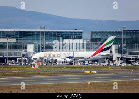 Francfort, Allemagne - le 30 mars 2017 : Emirates Airbus A380 à l'aéroport international de Francfort Banque D'Images