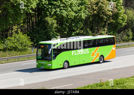 Fraknfurt, Allemagne - 30 mars 2017 : Flixbus coach sur l'autoroute. Flixbus est un service d'autocars longue distance européenne Banque D'Images