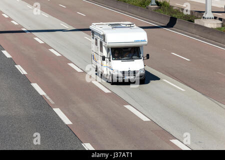 Francfort, Allemagne - le 30 mars 2017 : Mercedes Benz Sprinter 416 CDI Eura Mobil Camping-car sur l'autoroute en Allemagne Banque D'Images