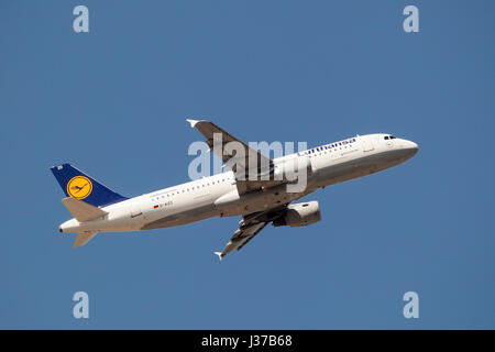 Francfort, Allemagne - le 30 mars 2017 : Lufthansa Airlines Airbus A320-200 après le décollage à l'aéroport international de Francfort Banque D'Images