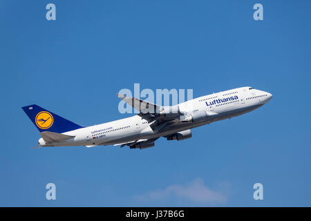 Francfort, Allemagne - le 30 mars 2017 : Lufthansa Airlines Boeing 747-8 après le décollage à l'aéroport international de Francfort Banque D'Images