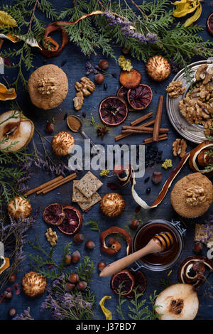 Pâtisserie fraîchement préparés avec des ingrédients sur une table en bois bleu. Ambiance orientale. Vue de dessus, copiez l'espace. Banque D'Images