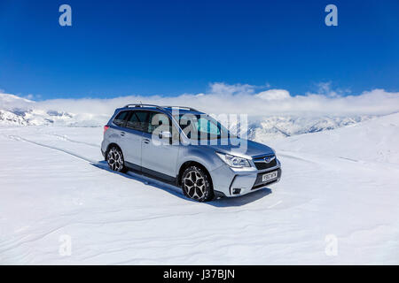 Subaru Forester avec UK inscription sur la neige dans les Pyrénées, l'Andorre Banque D'Images