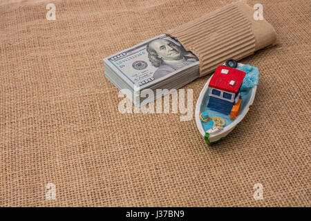 Maquette de bateau et de l'ensemble des billets en dollars US sur toile Banque D'Images