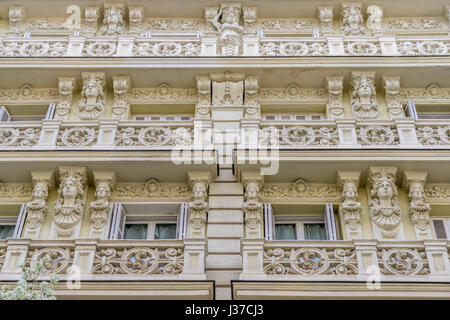 Madrid, Espagne. 21 mars, 2017. Caryatides détail dans la façade de bâtiment ancien, l'Arenal 19 (Hotel Internacional). Situé dans la rue (Calle del Arenal Banque D'Images