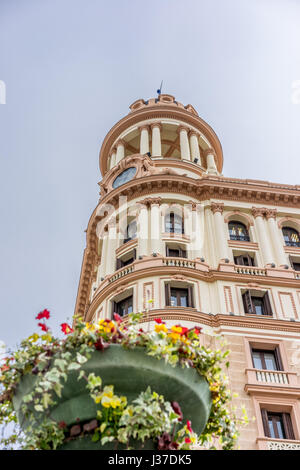 Compte tenu de l'échelle de la rue Vitalicio Construire tour et avant-plan flou décoration florale de Plaza de Callao Square. Situé dans la Gran Via, Madrid Banque D'Images