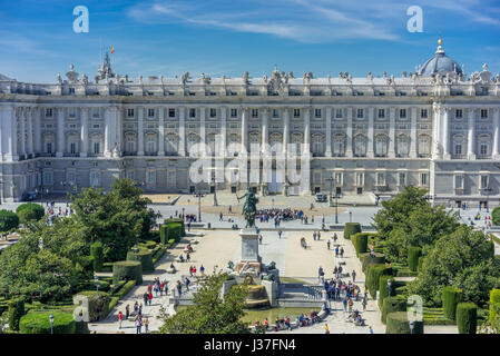 Rassemblement de touristes autour de Prince's Gate de Palais Royal (Palacio Real) et Monument à Philippe IV sur la Plaza de Oriente, Madrid, Espagne Banque D'Images