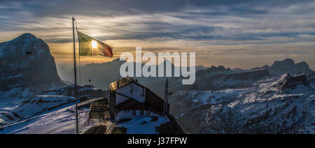 Une photo dans les Alpes en Italie. Il est pris d'un point très élevé montrant les montagnes dans la neige alors qu'un drapeau italien couvrir le soleil se lever. Le s Banque D'Images