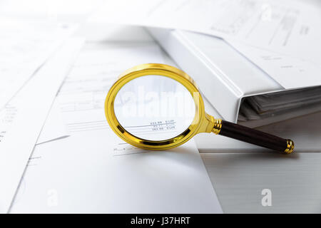 Concept de vérification - loupe et documents d'affaires Banque D'Images