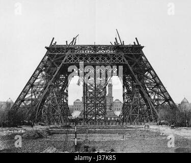 La Tour Eiffel, une tour en treillis de fer renommée à Paris, France, a été construite entre 1887 et 1889 comme arc d'entrée de l'exposition universelle de 1889. La tour est l'un des monuments les plus célèbres au monde et reste un symbole de l'ingénierie et du design français. Banque D'Images