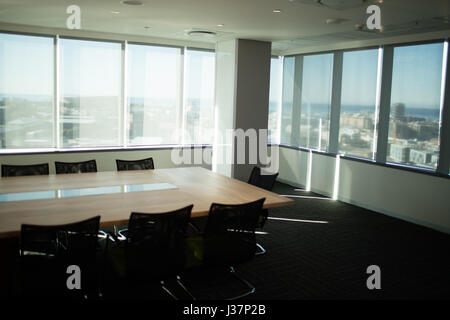 Table et chaises vides in modern office Banque D'Images