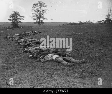 Confederate dead réunis pour l'enterrement à Antietam Banque D'Images