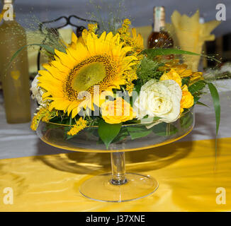 Décoration de masse avec des fleurs. Un bouquet de roses blanches et jaunes, de tournesols et de plantes sauvages Banque D'Images