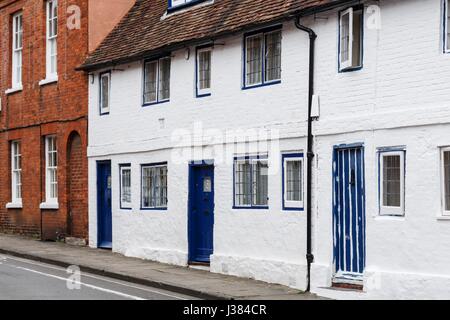 Rangée de vieilles maisons mitoyennes à Winchester, Hampshire, Angleterre Banque D'Images