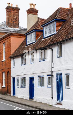 Rangée de maisons mitoyennes de vieux anglais à Winchester, Hampshire, Royaume-Uni Banque D'Images