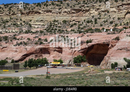 Grottes de Red Rock Vue depuis l'Interstate 40 dans l'ouest du Mexique près de la frontière avec l'Arizona Banque D'Images