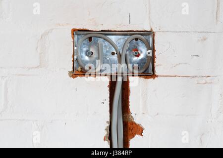 UK installation électrique de la douille dans un mur d'une maison Banque D'Images