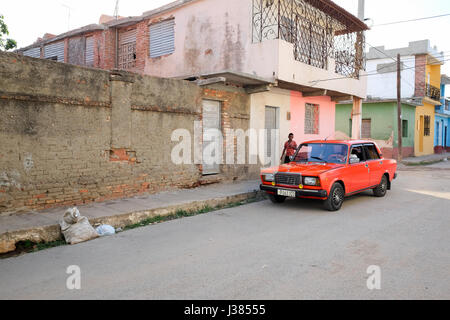 Vieux classique voiture garée sur les rues de Trinidad, Sancti Spiritus, Cuba Banque D'Images