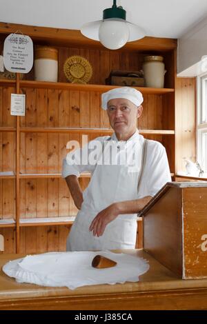 Baker à la boulangerie de l'époque victorienne en magasin Musée de Blists Hill, Ironbridge, Shropshire, Angleterre Banque D'Images