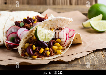 Chili con carne tacos sur du papier craft, cuisine traditionnelle mexicaine Banque D'Images