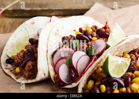 Chili con carne tacos sur du papier craft, cuisine traditionnelle mexicaine Banque D'Images