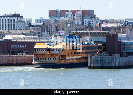 STATEN ISLAND, NEW YORK - 29 mars 2017 : Le Samuel I. Newhouse bateau est amarré au terminal de Saint George Banque D'Images