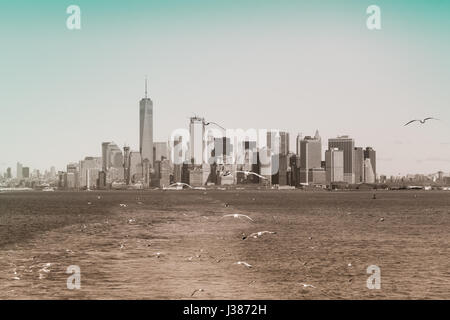 Le Lower Manhattan Skyline avec Freedom Tower, est vu de la rivière Hudson. Image tirée du Staten Island Ferry. Mouettes chase le bateau comme il Banque D'Images