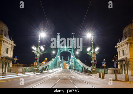 BUDAPEST, HONGRIE - le 22 février 2016 : vue de la nuit de pont de la Liberté - Pont de la liberté, à Budapest, Hongrie, relie Buda et Pest de l'autre côté de la rivière Dan Banque D'Images