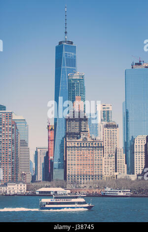 New York, New York - 29 mars 2017 : un ny waterway ferry voyages près du world trade center de Manhattan dans le quartier financier. Banque D'Images