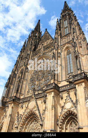 L'Orient rencontre l'Occident dans la cathédrale Saint-Guy de Prague l'architecture classique de mélange de l'Occident avec juste la touche de caractère et de l'est la carie.. Banque D'Images