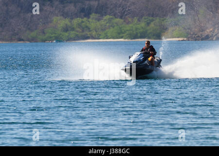 Playa Junquillal, Guanacaste, Costa Rica - 10 avril : Young man riding a wave runner dans une plage de Junquillal pacifique. 10 avril 2017, Playa Junquillal, Guanac Banque D'Images