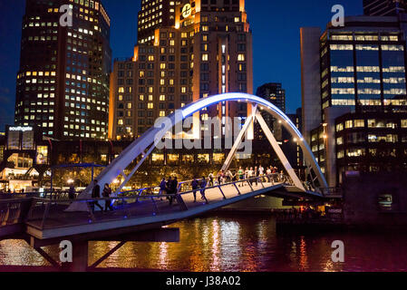 Southbank Pont piétonnier, Southgate, Melbourne, Victoria 3000, Australie pendant la nuit avec des reflets dans le fleuve Yarra Banque D'Images