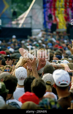 Concert des amateurs de surf dans la foule mosh pit devant la scène principale comme le 'Blues Traveler' rock band joue sur la scène Saugerties, New York, 12 août 1994. Photo par Mark Reinstein Banque D'Images