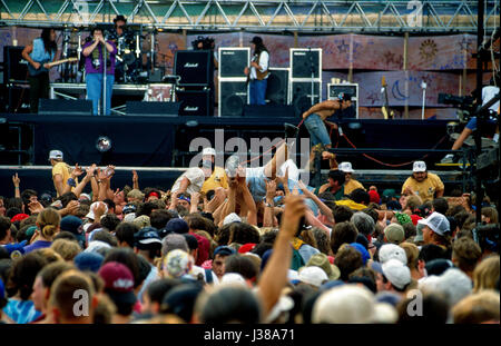 Concert des amateurs de surf dans la foule mosh pit devant la scène principale comme le 'Blues Traveler' rock band joue sur la scène Saugerties, New York, 12 août 1994. Photo par Mark Reinstein Banque D'Images