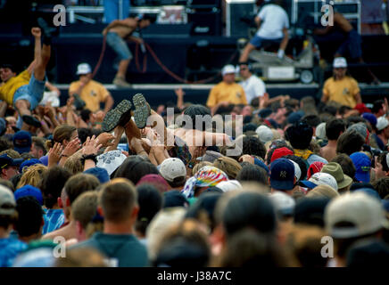 Concert des amateurs de surf dans la foule mosh pit devant la scène principale comme le 'Blues Traveler' rock band joue sur la scène Saugerties, New York, 12 août 1994. Photo par Mark Reinstein Banque D'Images