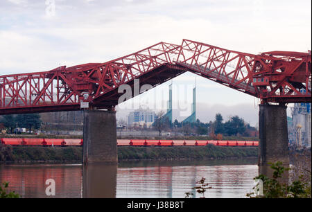 Charpente levage pont-levis pont Broadway à travers la rivière Willamette dans le coeur de portland oregon avec soulevées sections avec des tours mobiles Banque D'Images