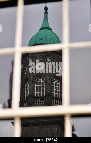 Une réflexion de Bedford dans une fenêtre de La Tour au Château de Dublin. Bedford tour est construite sur une base qui était un original Norman gate. Dublin, Irlande. Banque D'Images