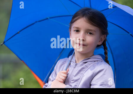 Une petite fille sous la pluie Banque D'Images