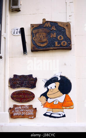 22 mai 2015, Mafalda Argentine - de bande dessinée. Et Graffiti et plaque commémorative à San Telmo, Buenos Aires, Argentine Banque D'Images