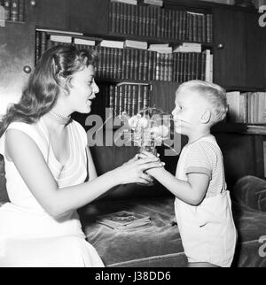 Jeanne Moreau, actrice française, à la maison avec son fils Jérôme. c.1952-1953 Photo Georges Rétif de la Breton Banque D'Images