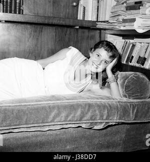 Jeanne Moreau, actrice française, à la maison. c.1952-1953 Photo Georges Rétif de la Breton Banque D'Images