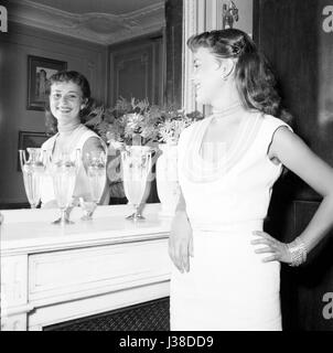 Jeanne Moreau, actrice française, à la maison. c.1952-1953 Photo Georges Rétif de la Breton Banque D'Images