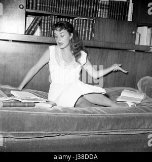 Jeanne Moreau, actrice française, à la maison. c.1952-1953 Photo Georges Rétif de la Breton Banque D'Images