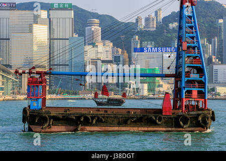 Jonque Chinoise traditionnelle et de grue, voile, port de Victoria, Hong Kong, Chine. Banque D'Images